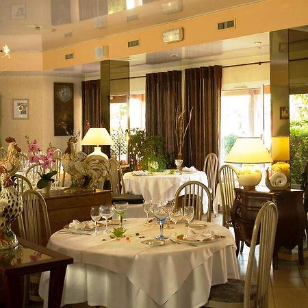 Logis Chez Bach Hotel Chaussin Exterior foto